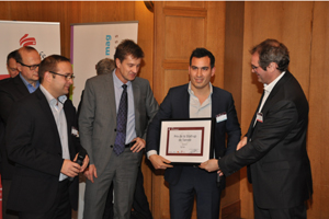 Olivier Coredo (IDC), Mathieu Breton (SwissLife) et Sylvain Fievet (pour action !) ont remis le prix de la start-up de l'année à Loïc Deo Van, cofondateur de ByPath. © Dorian Marcellin