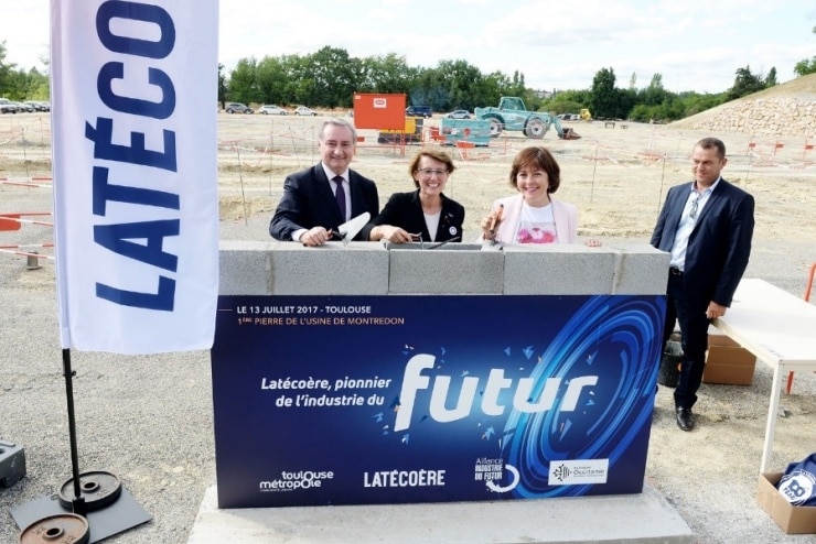 13 juillet 2017. De gauche à droite : Jean-Luc Moudenc (maire de Toulouse), Yannick Assouad (directrice générale du groupe Latécoère) et Carole Delga (présidente de région) lors de la pose de la première pierre de la future usine 4.0 de Latécoère à Toulouse-Montredon. (DR)